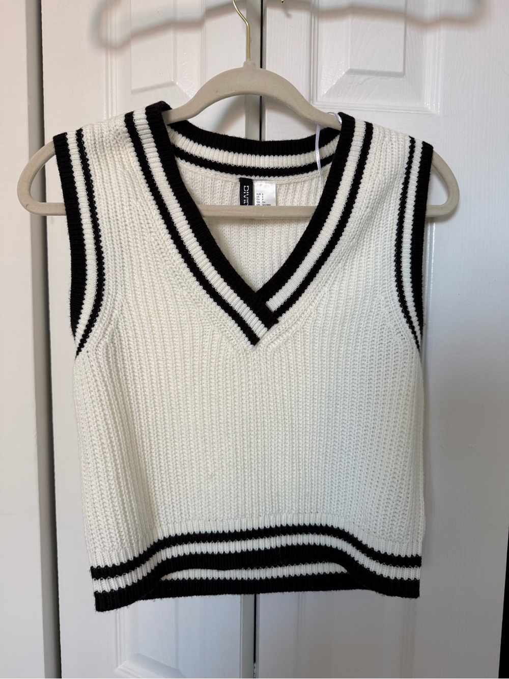 H&M White and Black V-Neck Knit Sweater Vest